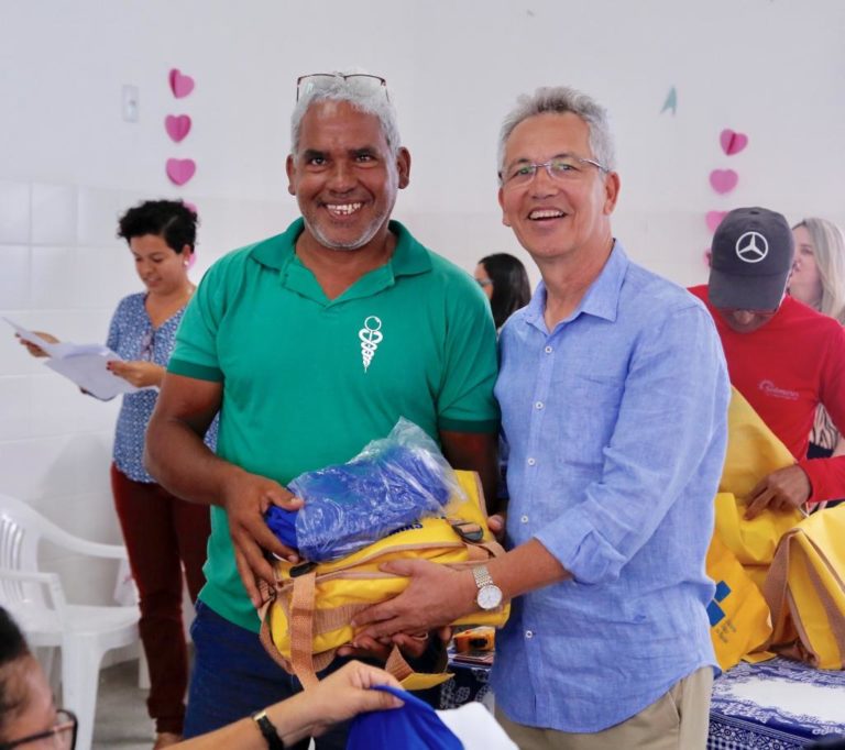 Prefeitura entrega kits de combate a endemias