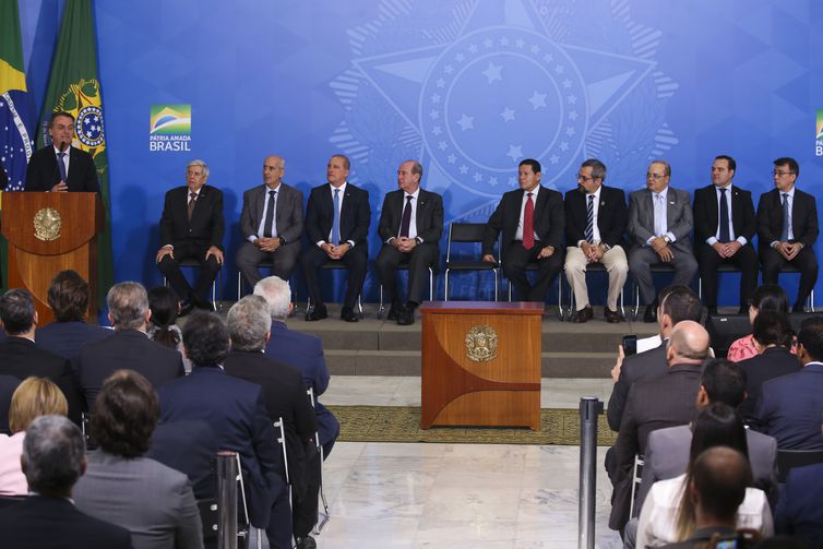 Bolsonaro lança programa para escolas cívico-militares