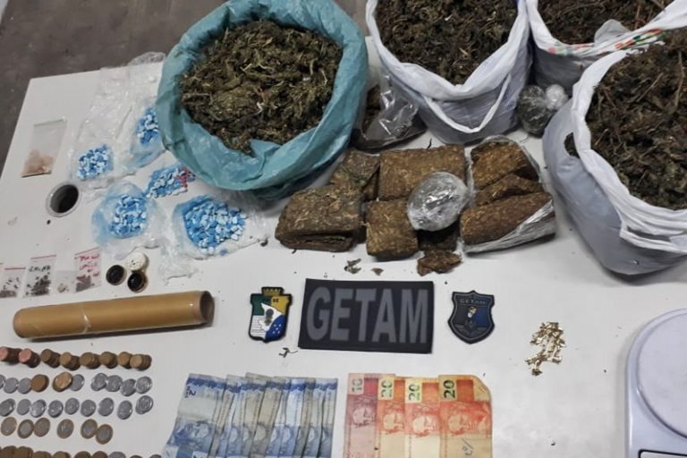 Getam prende dupla e apreende 5kg de maconha