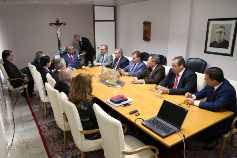 Governador visita desembargadores no TJSE