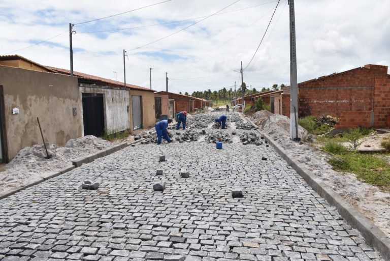 Codevasf pavimenta cerca de 85 mil m² de ruas no interior