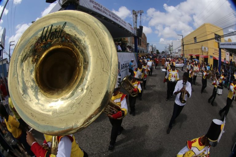 Público lota rua Bahia para acompanhar desfile