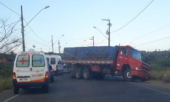 Colisão entre carro e caminhão deixa uma pessoa ferida