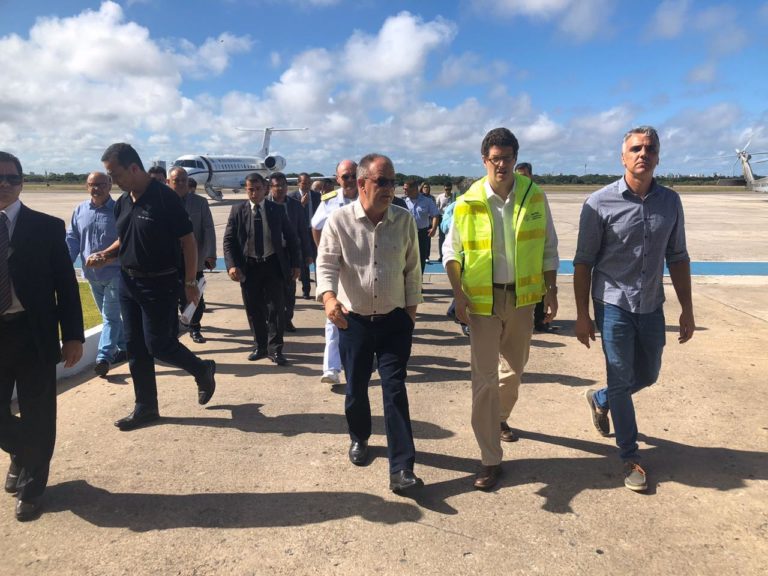 Ministro do Meio Ambiente e governador sobrevoam áreas litorâneas afetadas por óleo