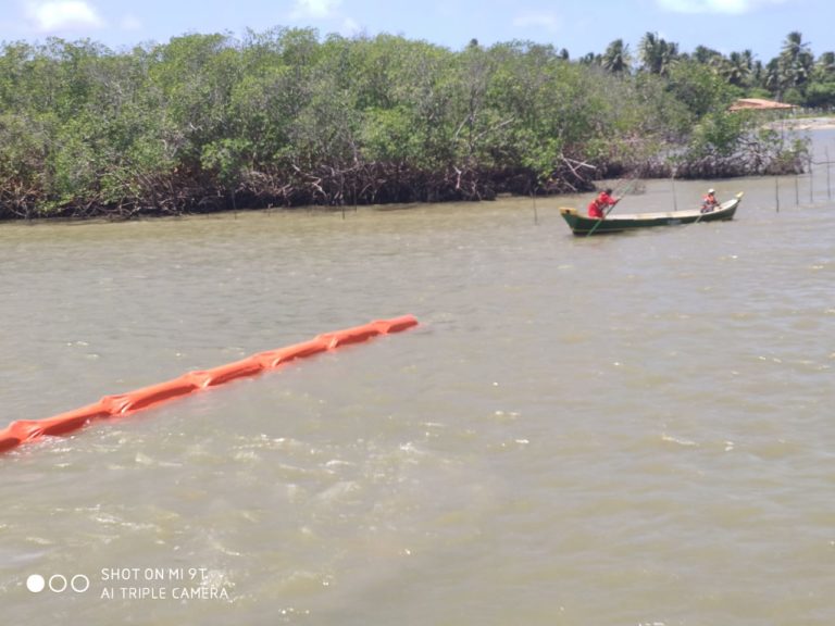 Celse coloca barreira de contenção no rio Sergipe