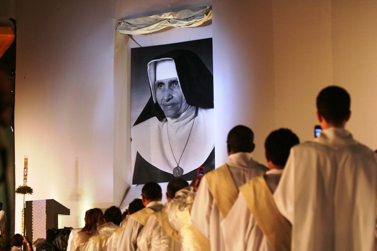 Irmã Dulce é canonizada e se torna a primeira Santa brasileira