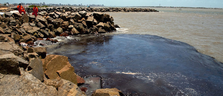 Mancha de óleo chega à Coroa do Meio e Adema interdita praia