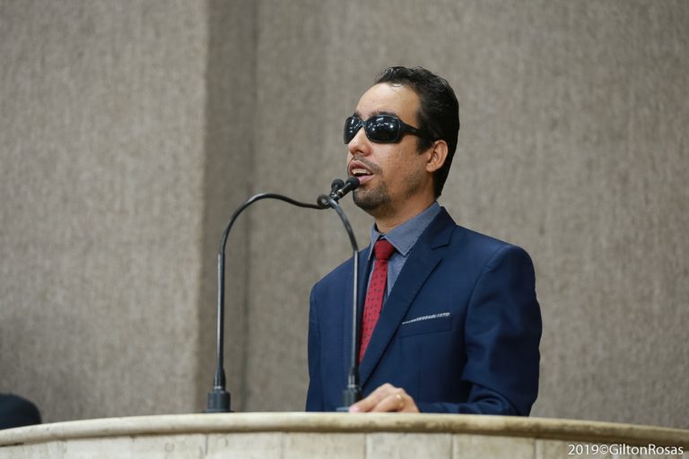 Lucas Aribé cobra instalação de semáforos sonoros
