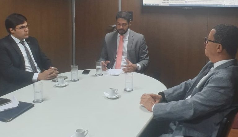Talysson busca com o FNDE recursos para a Educação