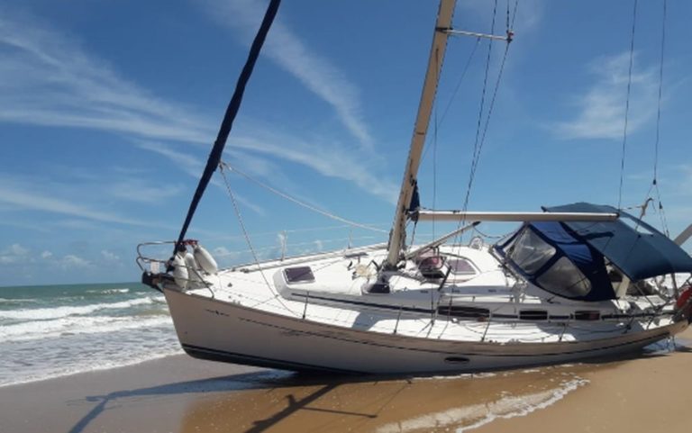 Veleiro encalha no litoral Norte de Sergipe