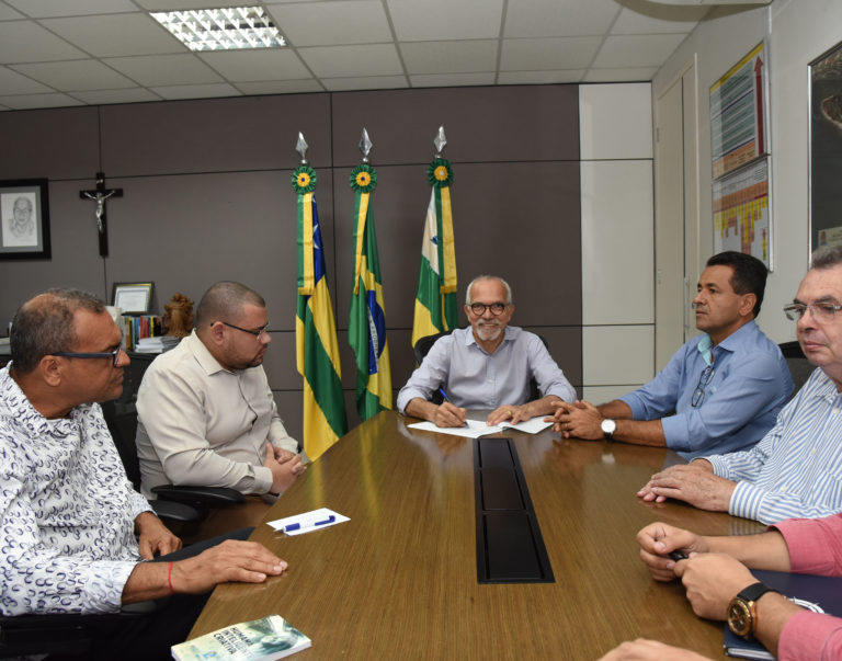 Prefeito oficializa pedido para administrar Orla de Atalaia