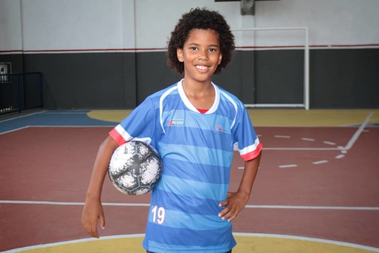 Jogador do Corinthians visita escola em Aracaju