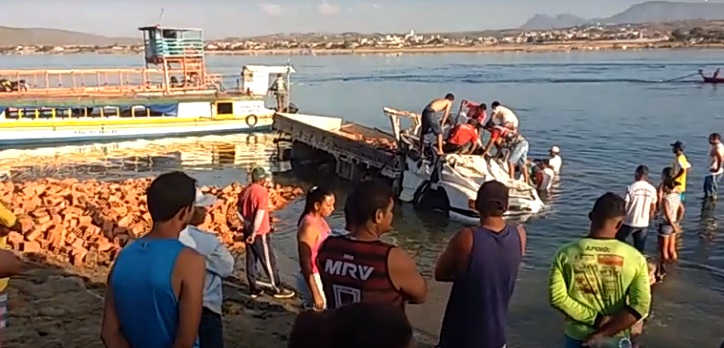 Caminhão capota e cai no rio São Francisco