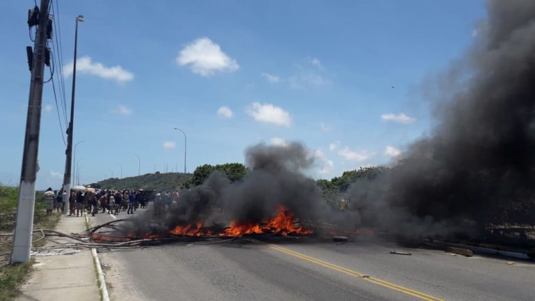 Manifestantes fecham ponte que liga Porto D’Anta ao Marcos Freire II
