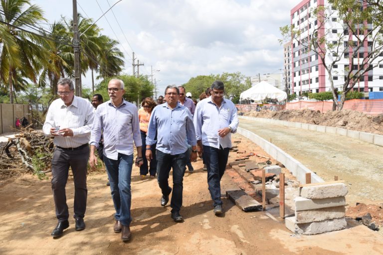 Prefeito inspeciona obras das avenidas Augusto Franco e Hermes Fontes