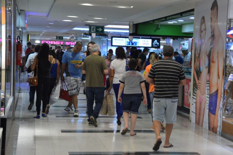 Prefeito anuncia fechamento dos shoppings e redução da frota de ônibus