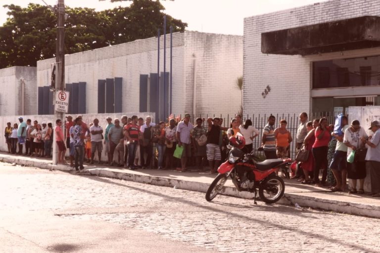 Servidores do INSS protestam contra ‘caos’ nas agências e contratação de militares