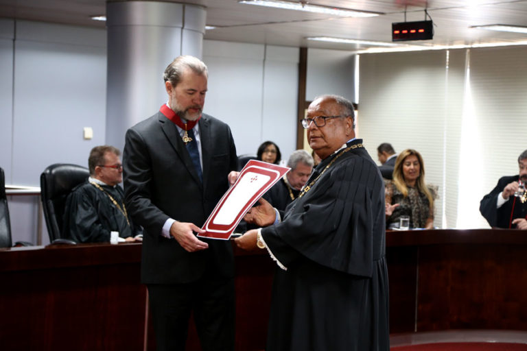 Dias Toffoli é condecorado com o Colar do Mérito Judiciário em Sergipe