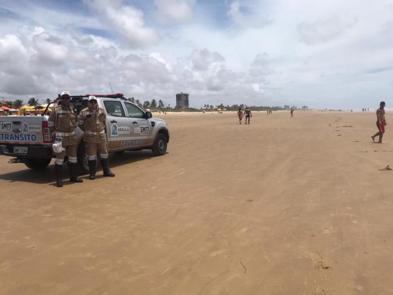 SMTT fiscaliza veículos na faixa litorânea