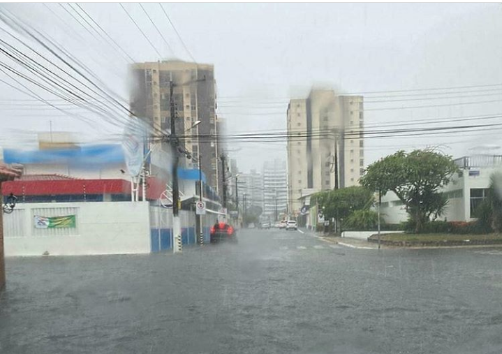 Chuva causa transtornos em Aracaju neste sábado