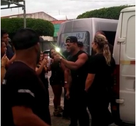 Prefeitos de Capela e Ilha das Flores discutem com vocalista da banda Parangolé