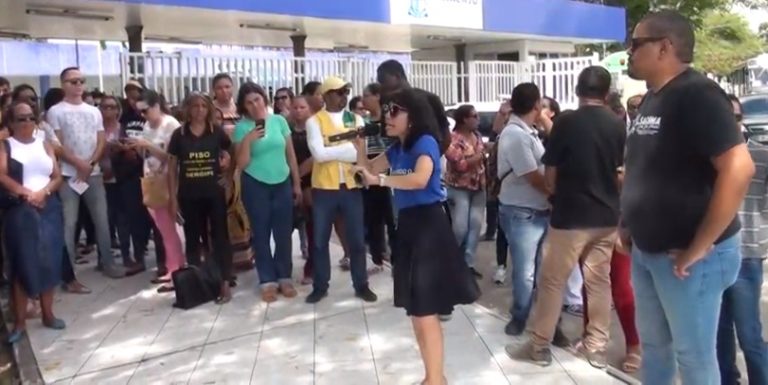 Profissionais de saúde protestam em frente à sede da Prefeitura de Aracaju