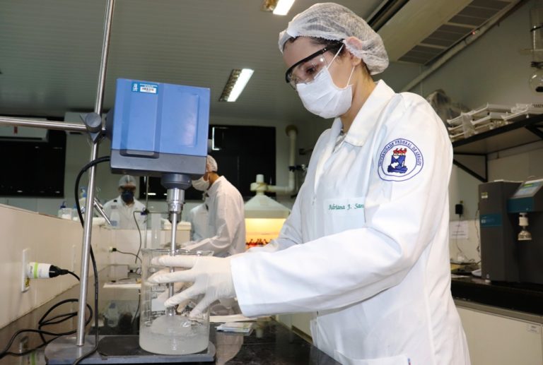 UFS produz álcool em gel para HUs e asilos de Sergipe
