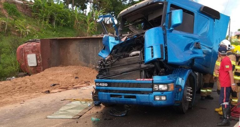 Batida entre carreta e caçamba deixa trânsito parado na BR-101