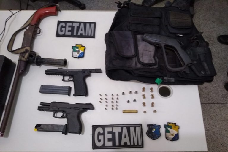 Getam prende homem com pistolas e escopeta no Rosa Elze