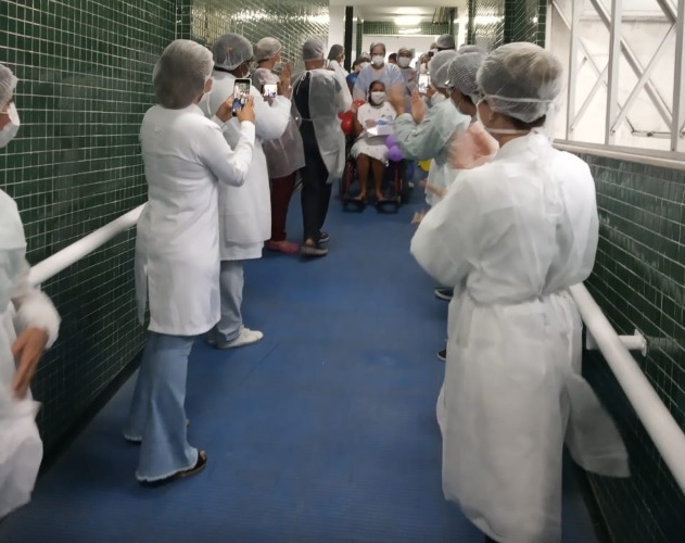 Primeira paciente curada da Covid-19 recebe alta médica