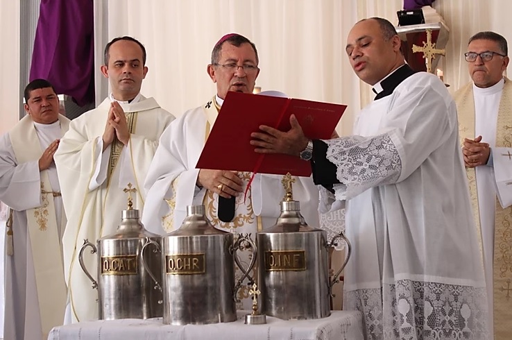 Arcebispo realiza missa dos ‘Santos Óleos’ sem a participação dos fiéis
