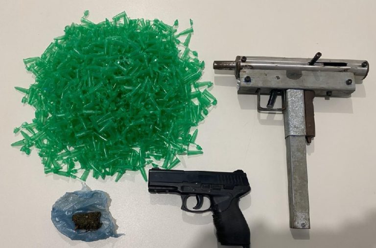 Denarc prende homem com submetralhadora no Coqueiral