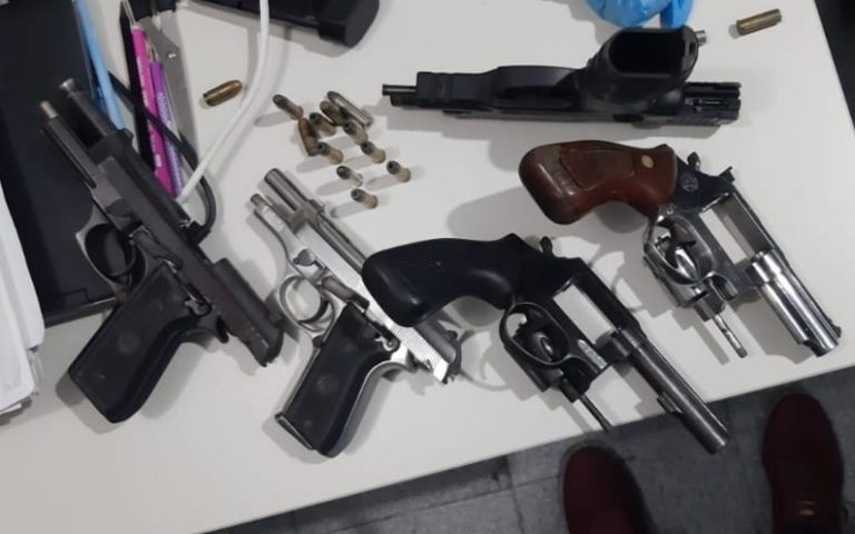 Dupla reage a abordagem e tomba em troca de tiros com a polícia