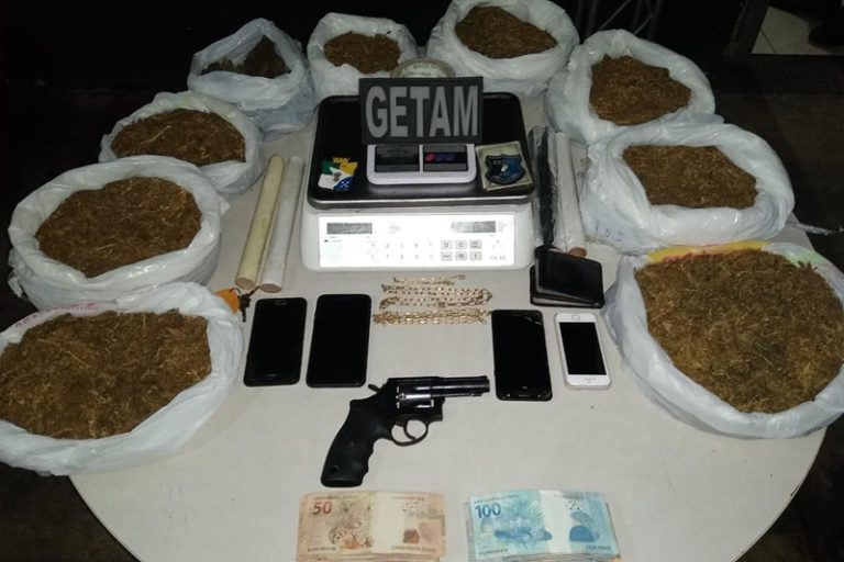 Getam prende trio e apreende mais de 7,5 kg de maconha