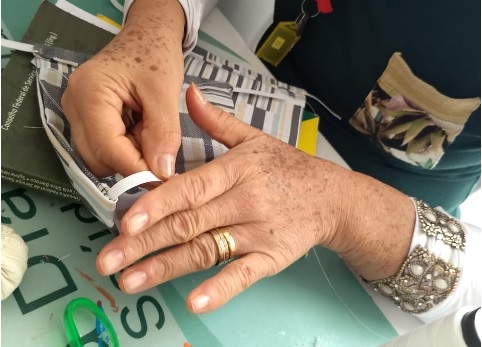 Pacientes psiquiátricos produzem máscaras de pano