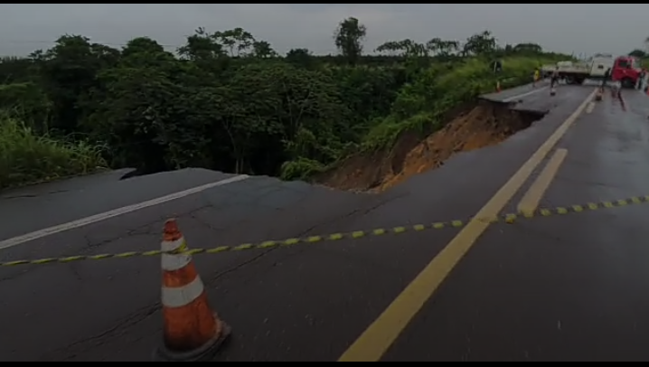 Asfalto cede e trecho é parcialmente interditado na BR-101