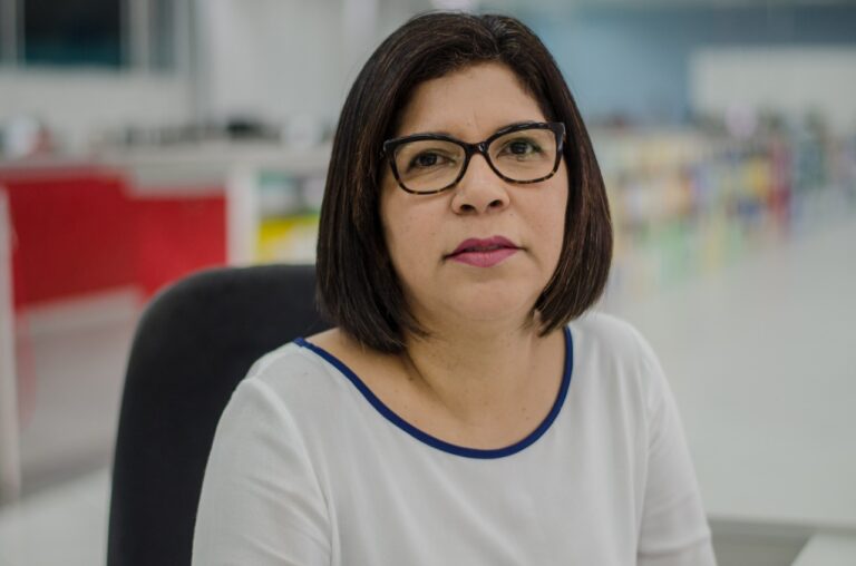 Mércia Feitosa assume interinamente a Secretaria de Estado da Saúde
