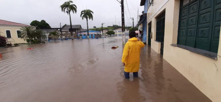 Com excesso de chuva, rio Cotinguiba transborda e deixa famílias desalojadas