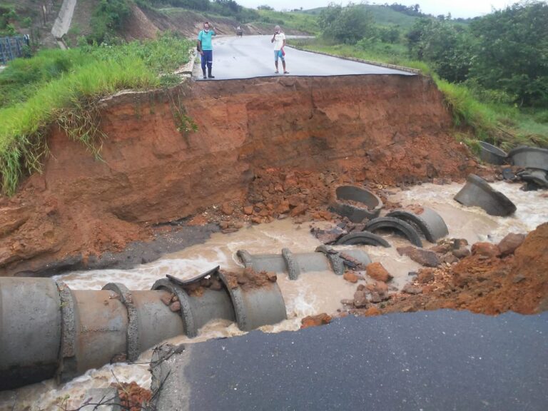 Chuvas abrem cratera em rodovia que está sendo construída