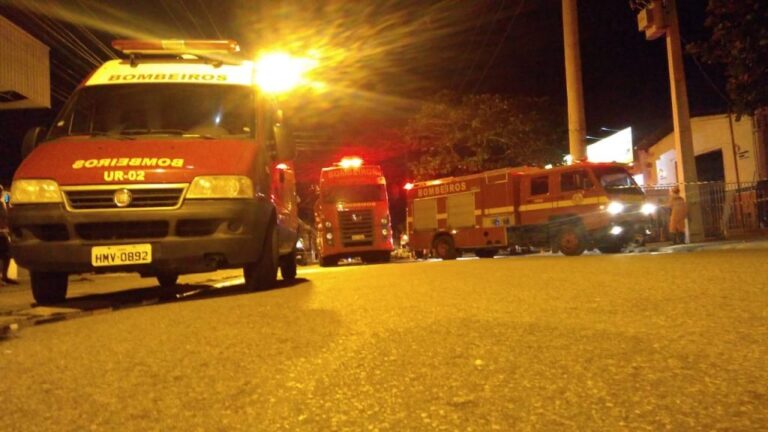 Galpão no Siqueira Campos é tomado por chamas