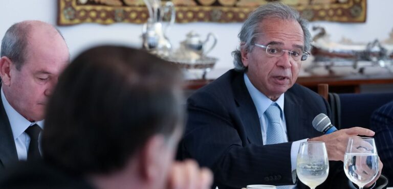 Governo vai criar programa de renda mínima após a pandemia, diz Guedes