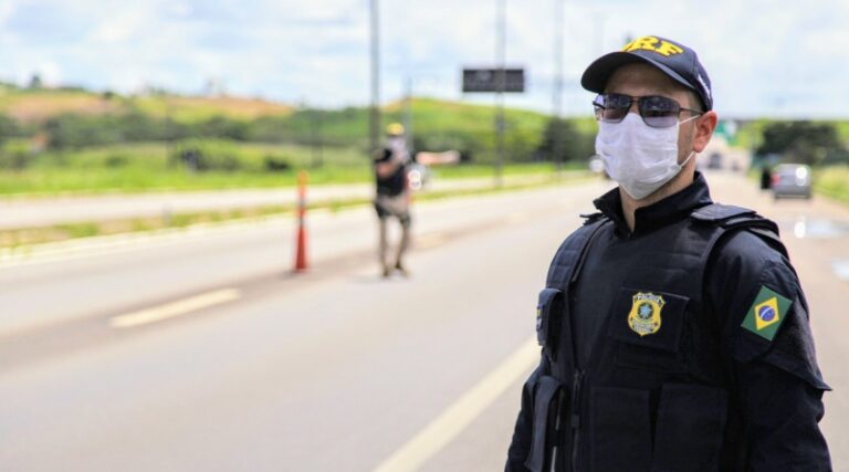 PRF flagra condutor transportando 600 peças de roupa sem nota fiscal