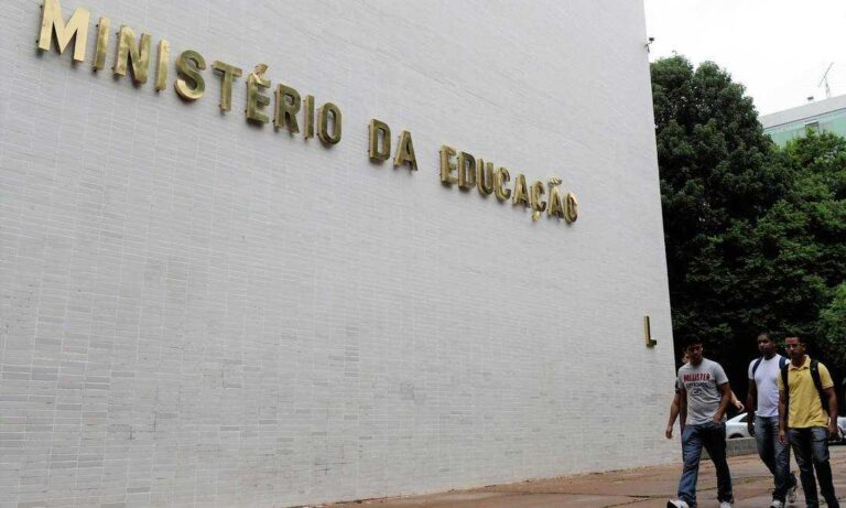 MEC anuncia repasse de R$ 200 milhões para universidades e institutos
