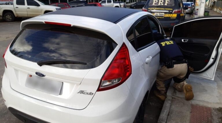 PRF recupera na BR-235 carro roubado na Bahia