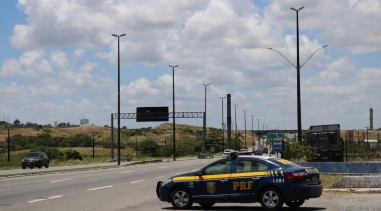 PRF flagra adolescente conduzindo ciclomotor na BR-235