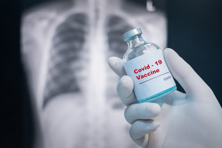 Universidade de Oxford anuncia retomada de testes para vacina contra covid-19
