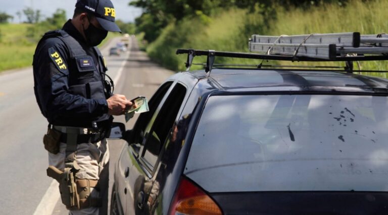 Polícia Rodoviária Federal recupera na BR-235 veículo roubado