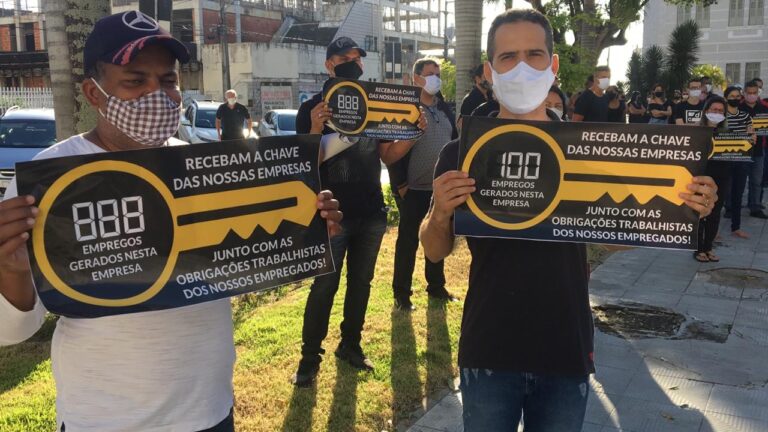 Lojistas fazem ato em prol da reabertura do comércio, fechado há quase 120 dias