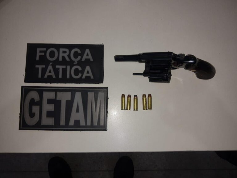 Polícia acaba com festa em motel e apreende arma de fogo