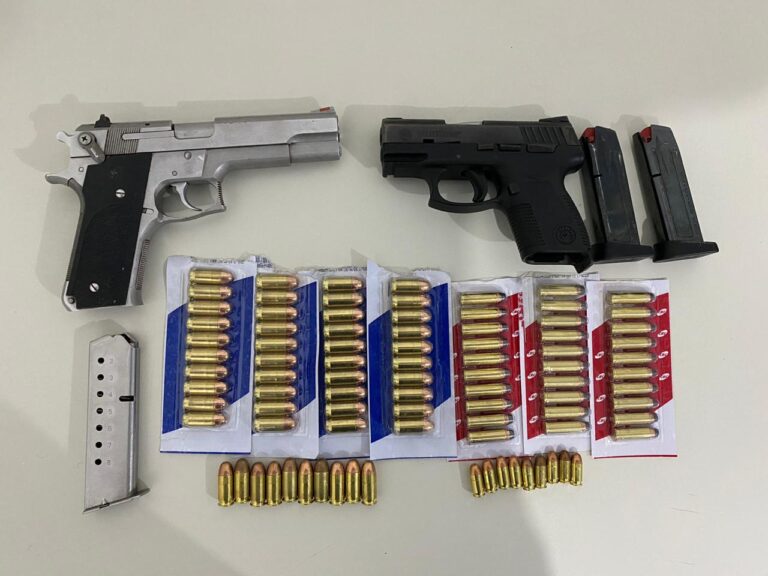 Mulher é presa transportando armas e munições